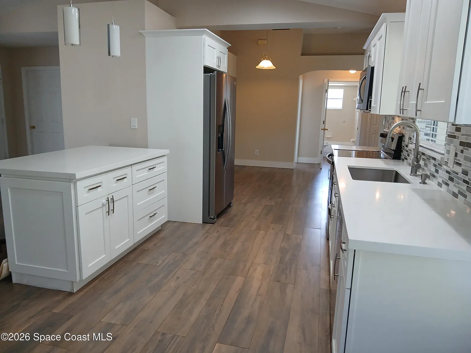 3 bed, 2.0 bath, 1646 sqft, $2,075 — Photo 2