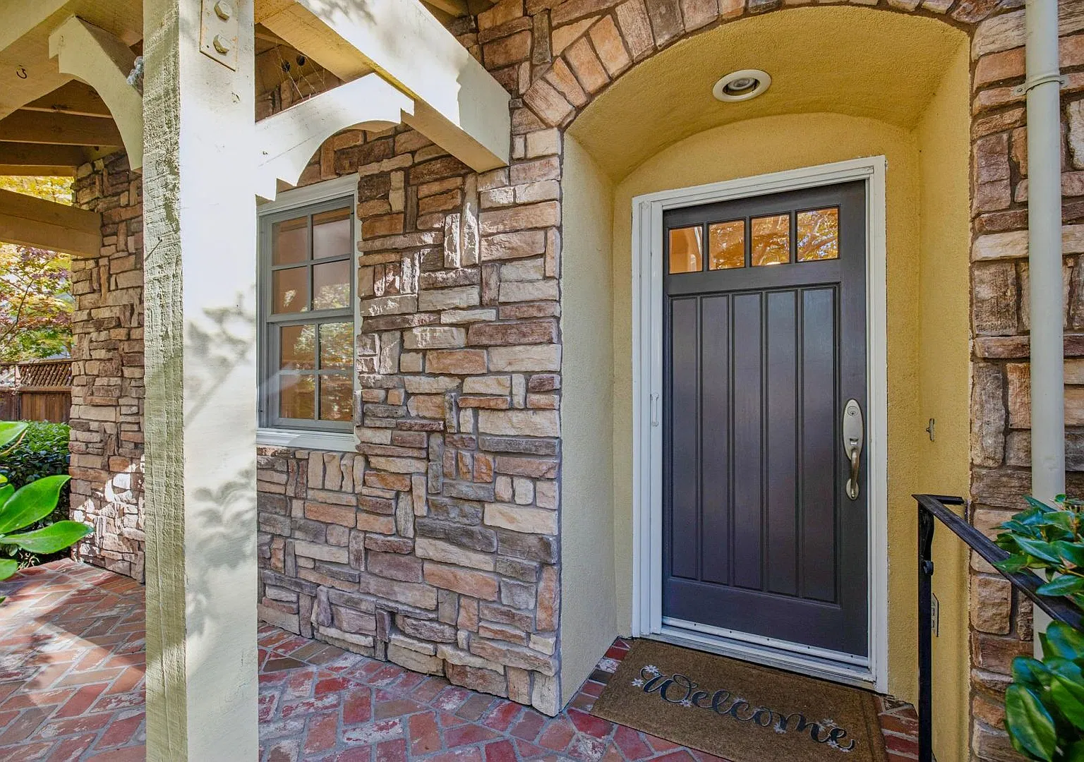 Elegant Downtown Menlo Park Residence with Timeless Architectural Detail — Photo 3