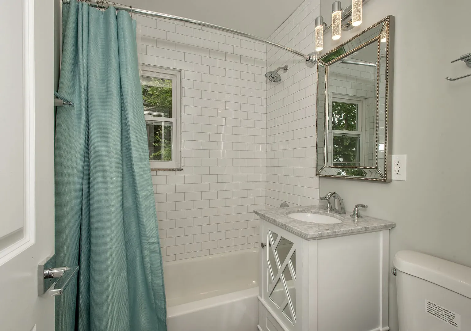 2 Bdrm Modern Townhome — Photo 4