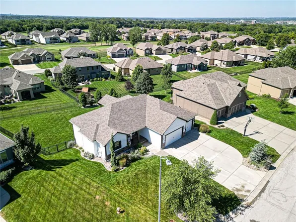 4129 S Eagle Point Ct, Blue Springs, MO 64015