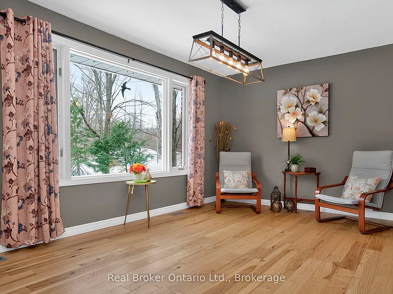 16 Mundy Ave — Photo 2