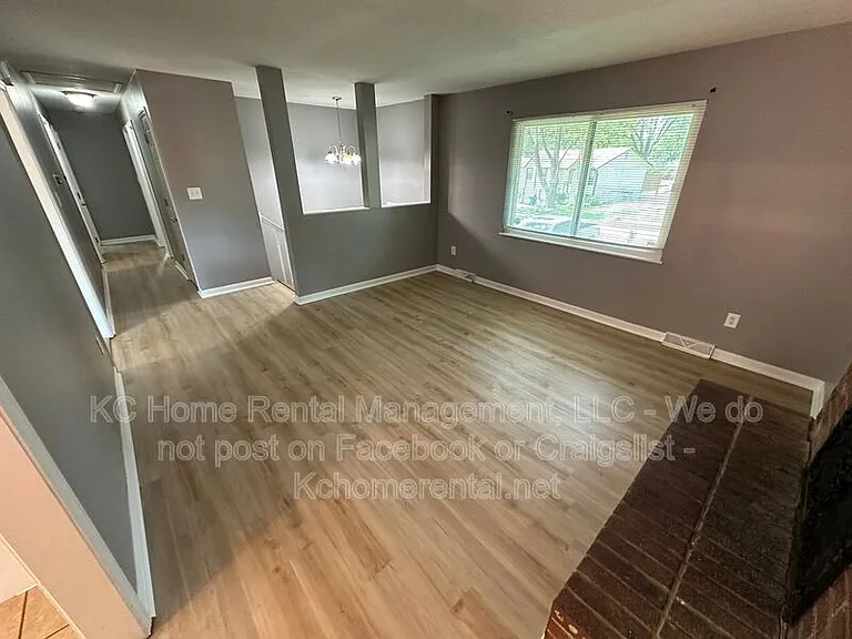 424 NE Lakeview Dr — Photo 5