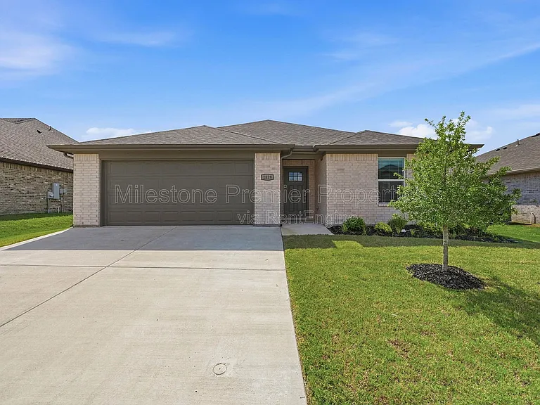 1819 Boxwood Dr — Photo 1