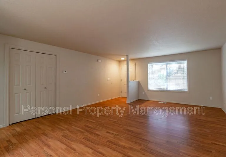 7905 NE 64th St — Photo 3