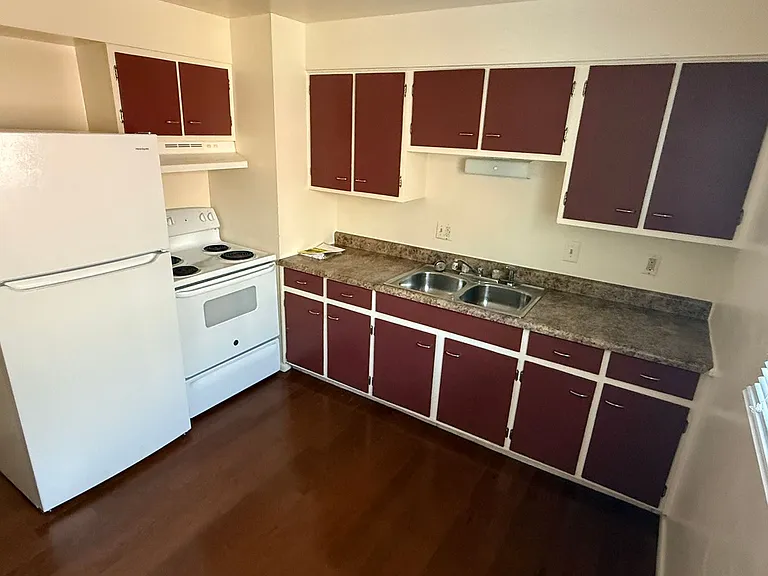 225 Terry St — Photo 2
