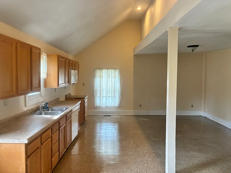 413 N Vandalia St — Photo 4
