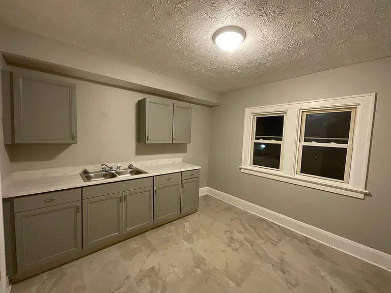 10012 Greenview Ave — Photo 2