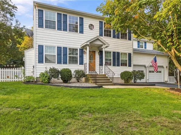 18 Pineridge Dr, Smithfield, RI 02917