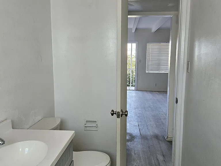 411 S 11th St #9 — Photo 9