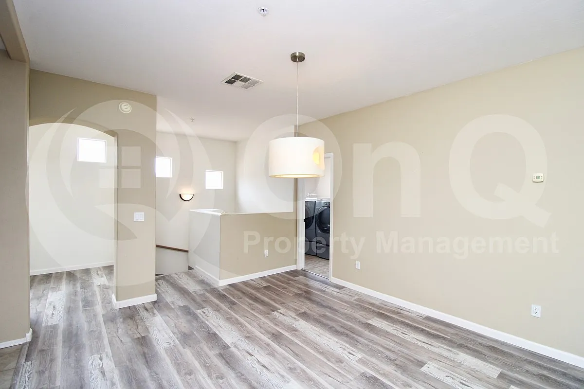 2 bed, 2.5 bath, 1329 sqft, $1,799 — Photo 4