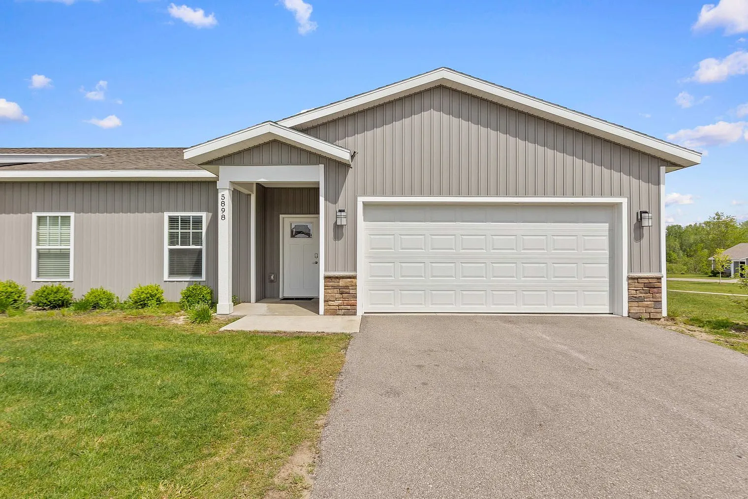 3 bed, 3.0 bath, 1194 sqft, $2,058 — Photo 3