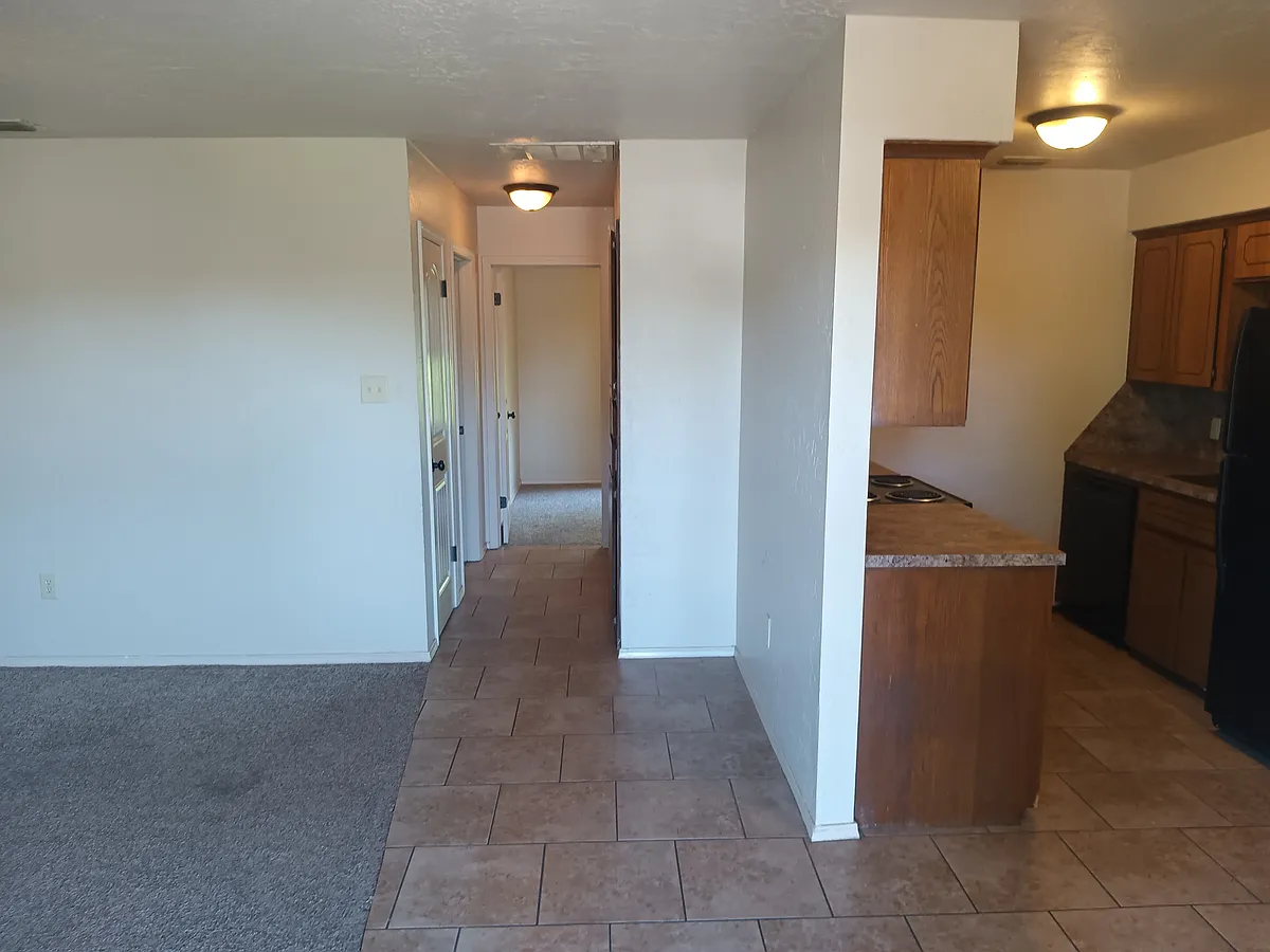 Building Photo - 2910 SW J Ave #3
