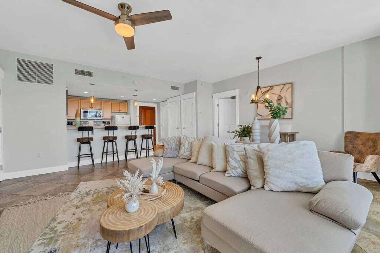 1 bed, 2.0 bath, 14046 sqft, $2,992 — Photo 2