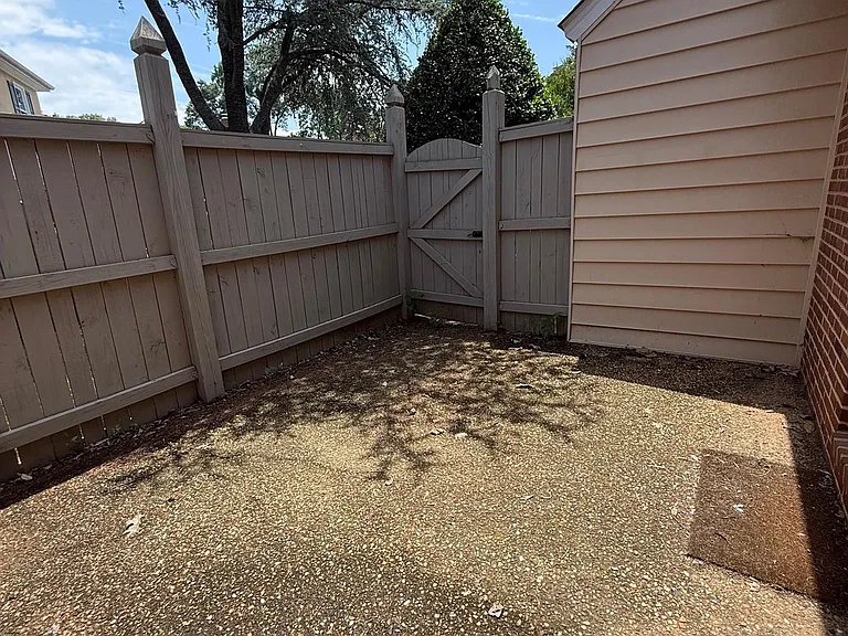 1446 Kenmore Ave — Photo 13
