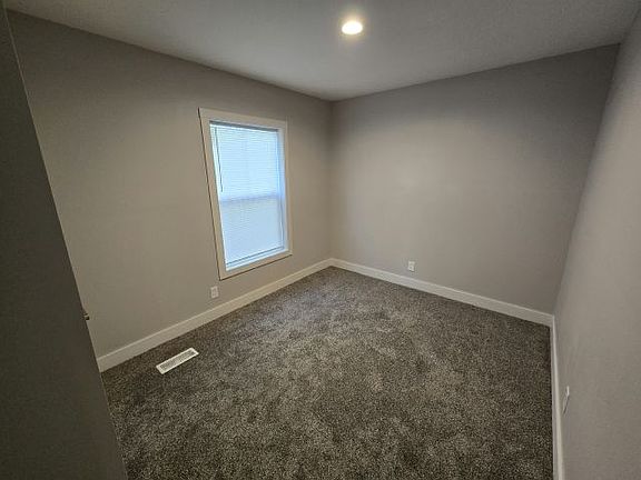 4th image of 302 Louva #266
