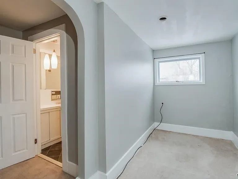 637 Coffeen St — Photo 17