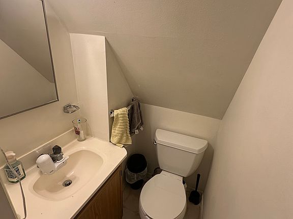 3rd image of 249 Emming St