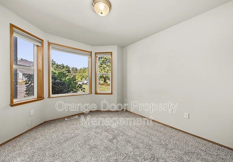 5204 Ridge Dr NE — Photo 25