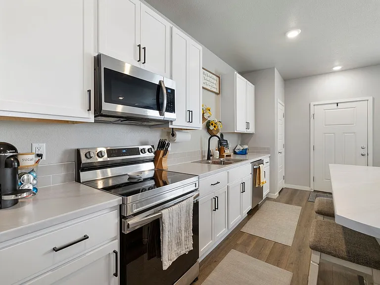 253 Molinar St — Photo 3