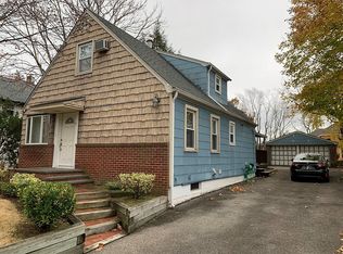 3 Forest Ln, Great Neck, NY 11024