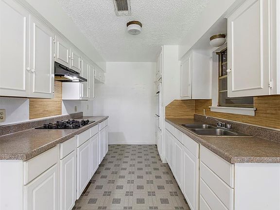 3rd image of 8 Williamsburg Cir