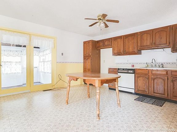 3rd image of 4 Riverbank Cir #11
