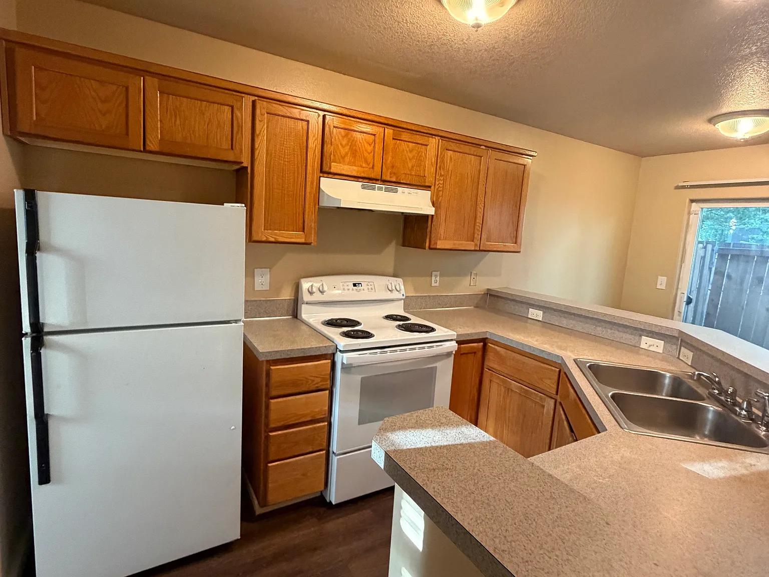 3 bed, 1.5 bath, 1720 sqft, $2,350 — Photo 2