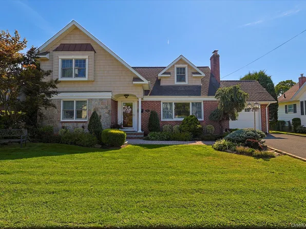122 Pine Street, Rockville Centre, NY 11570