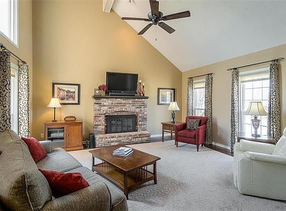 5th image of 639 NE Saint Andrews Cir
