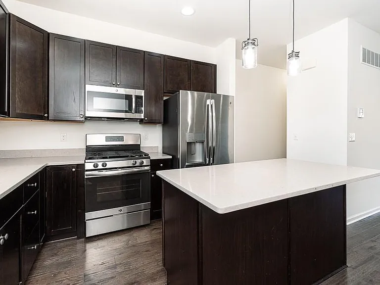 4637 Bradley Cir — Photo 4