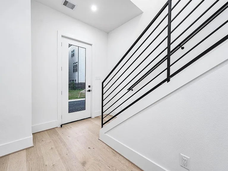 319 N Nagle St — Photo 4