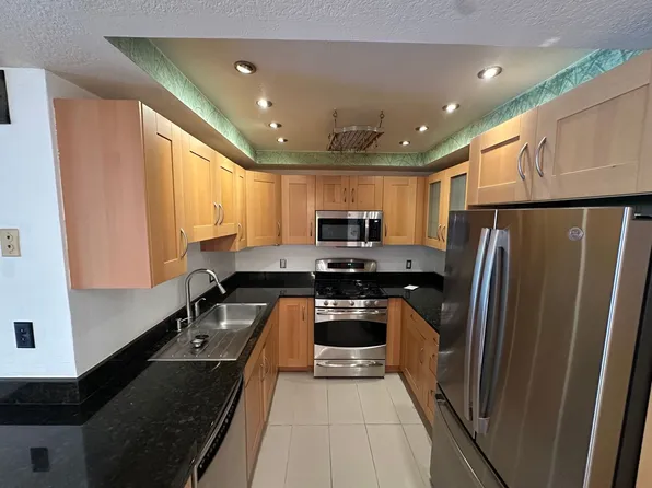 8601 Falmouth Ave APT 216, Playa Del Rey, CA 90293