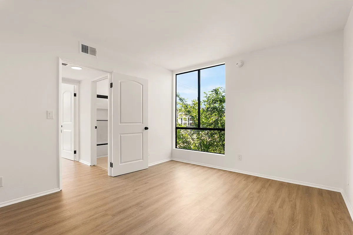 Building Photo - 5401 Rhodes Ave #201