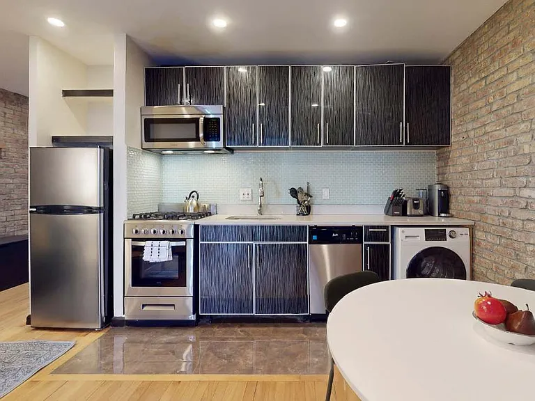 240 E 28th St #8 — Photo 8