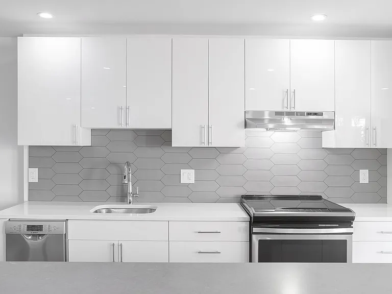 Graduate Pointe — Photo 194