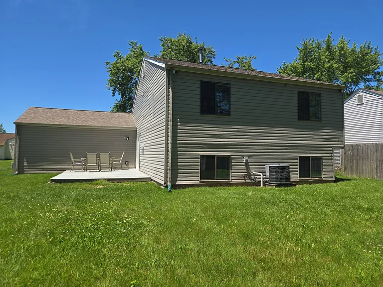 235 Meadow Glen Dr — Photo 3