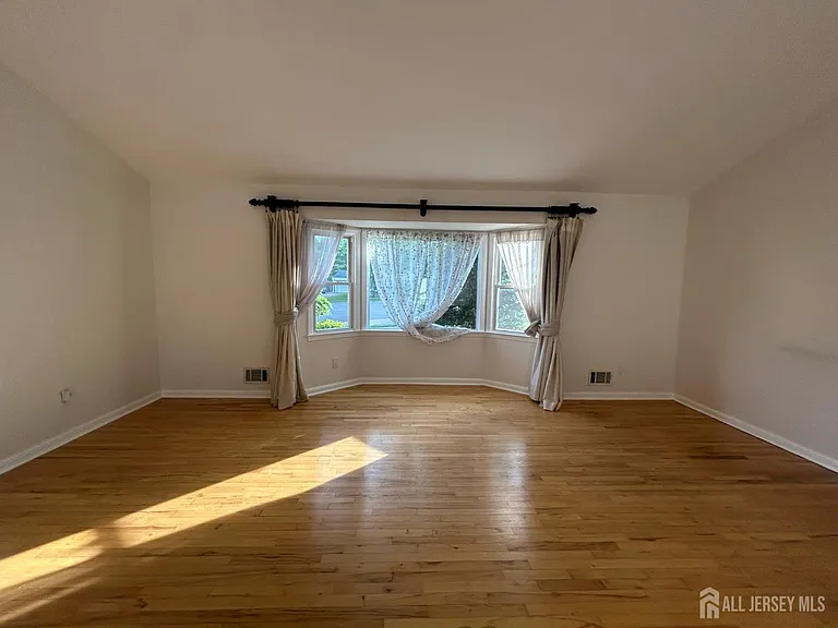 8 Julie Dr — Photo 4