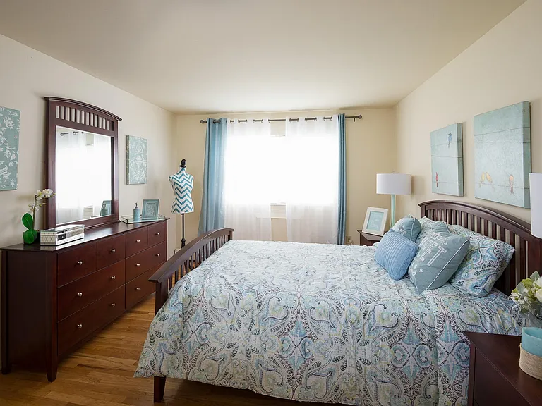 2-3 Stratford Apartments — Photo 18