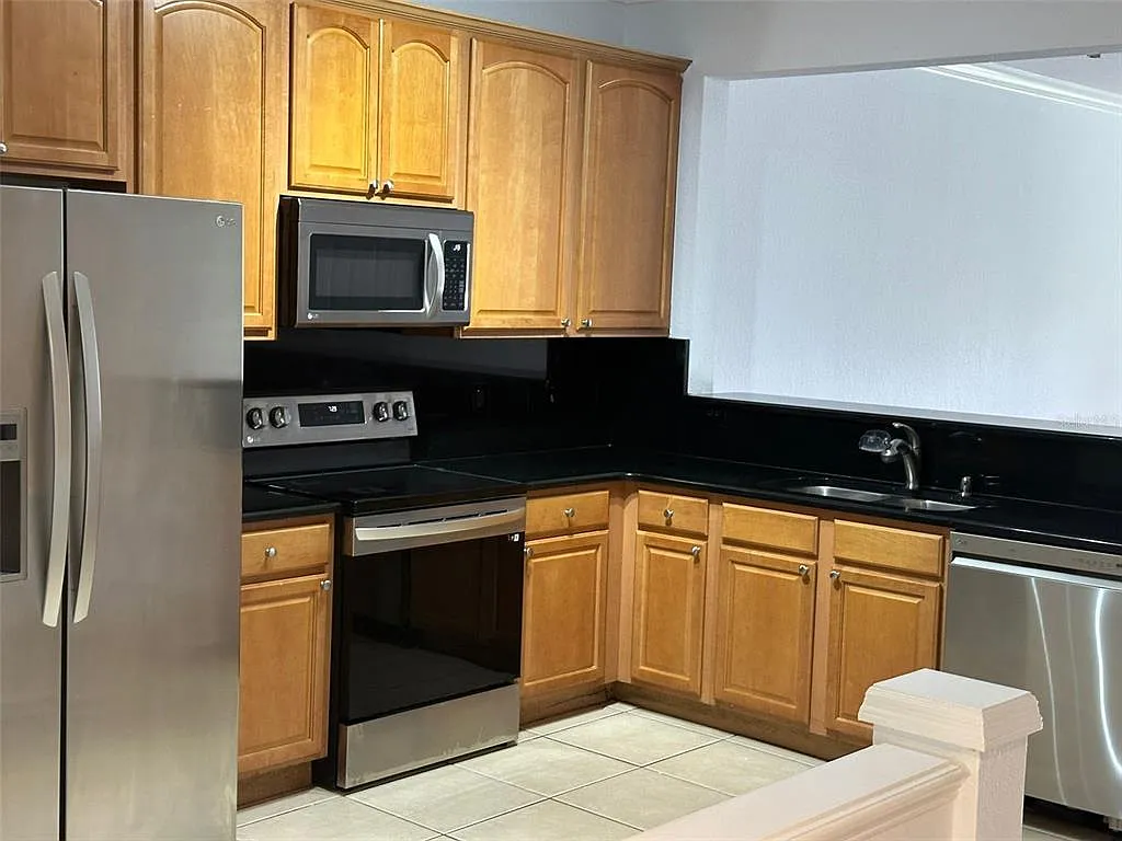 3 bed, 2.5 bath, 1682 sqft, $2,200 — Photo 3