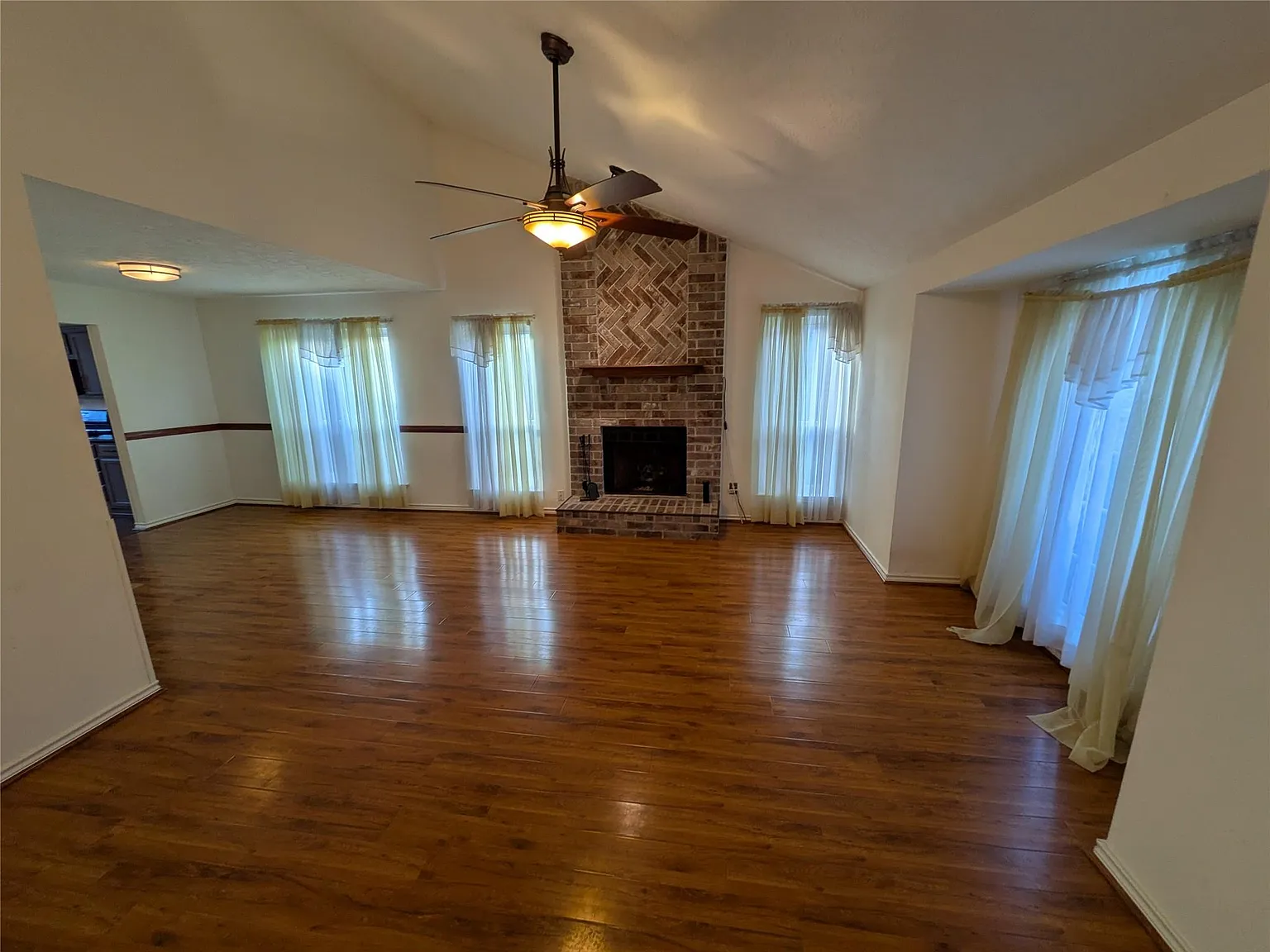 4 bed, 2.5 bath, 2432 sqft, $2,400 — Photo 3