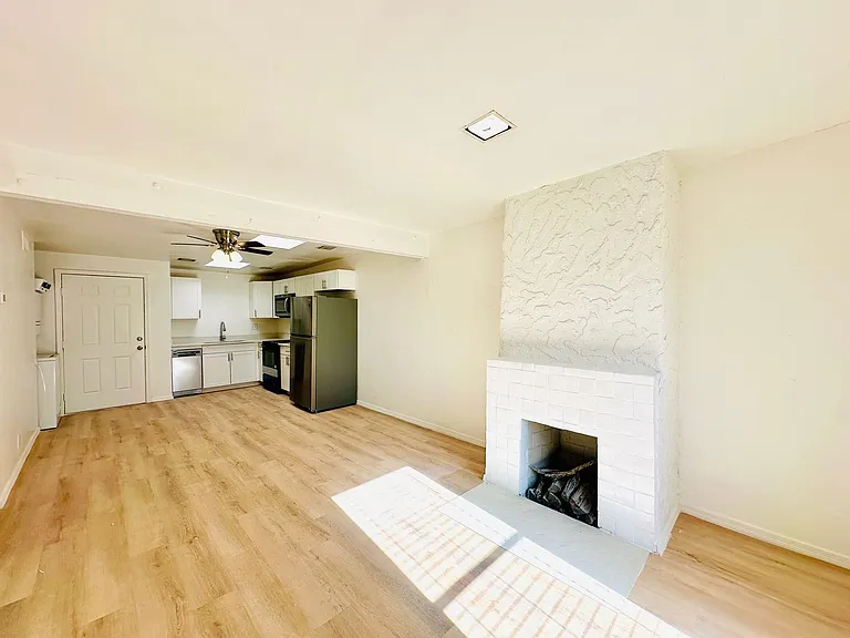 1 and 2 Bedroom Townhomes Near Downtown Tucson! Renovated with Off Street Parking! — Photo 9