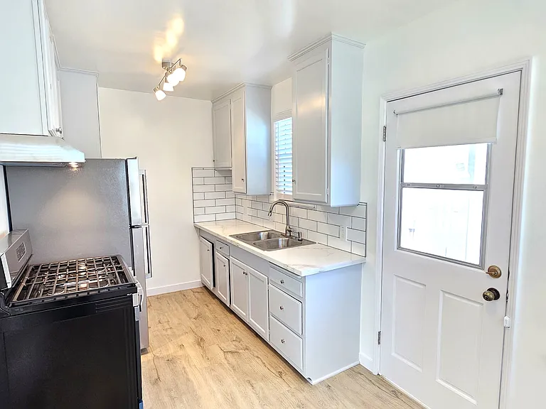 1401 W Victory Blvd #1401 — Photo 7