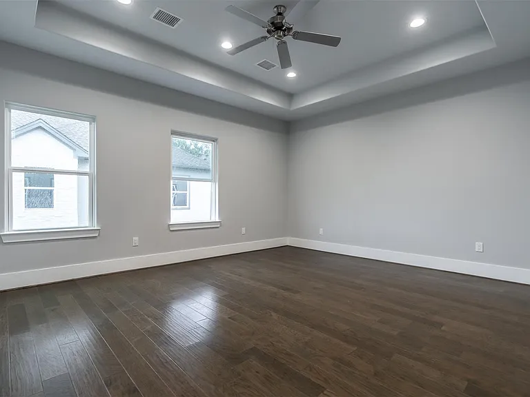 1545 W 22nd St — Photo 16