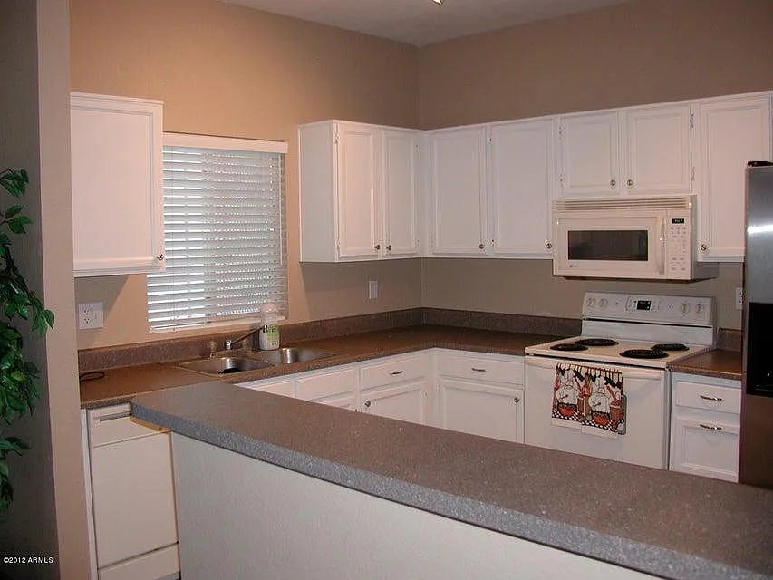 Building Photo - 1601 N Saba St #332
