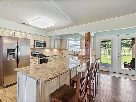 3rd image of 246 Harbor Dr