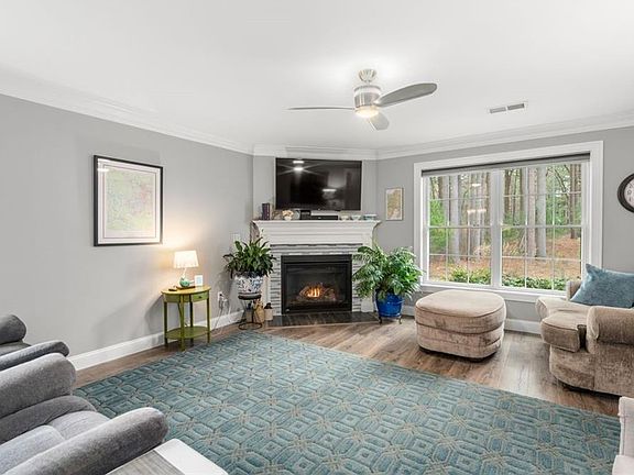 5th image of 37 Rivers Edge Dr