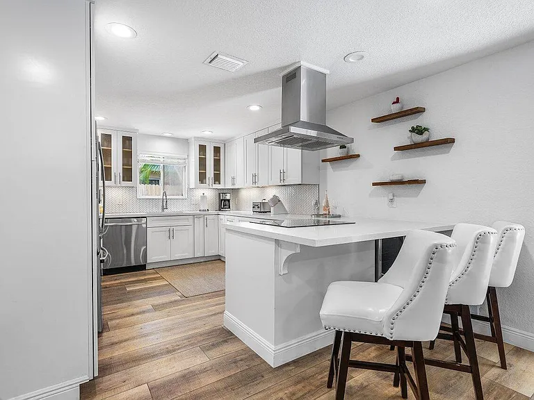 671 Lindell Blvd — Photo 10