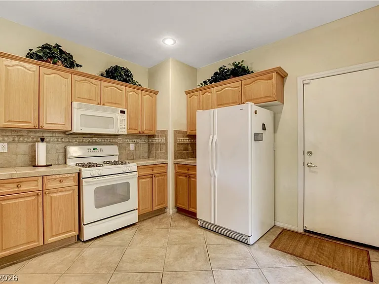 251 Queens Ct — Photo 13