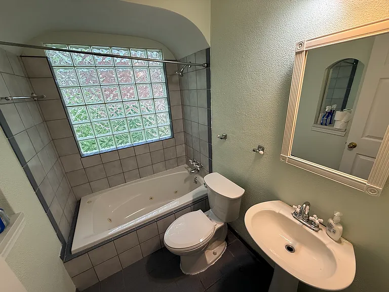1046 Glenbrook Ave — Photo 6