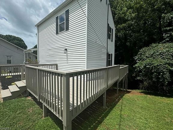 3rd image of 904 Elizabeth St